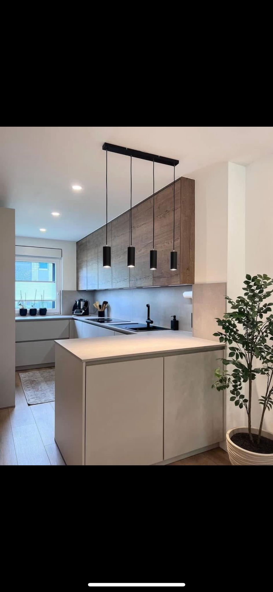 Cuisine contemporaine sur mesure avec îlot et suspensions, région lémanique