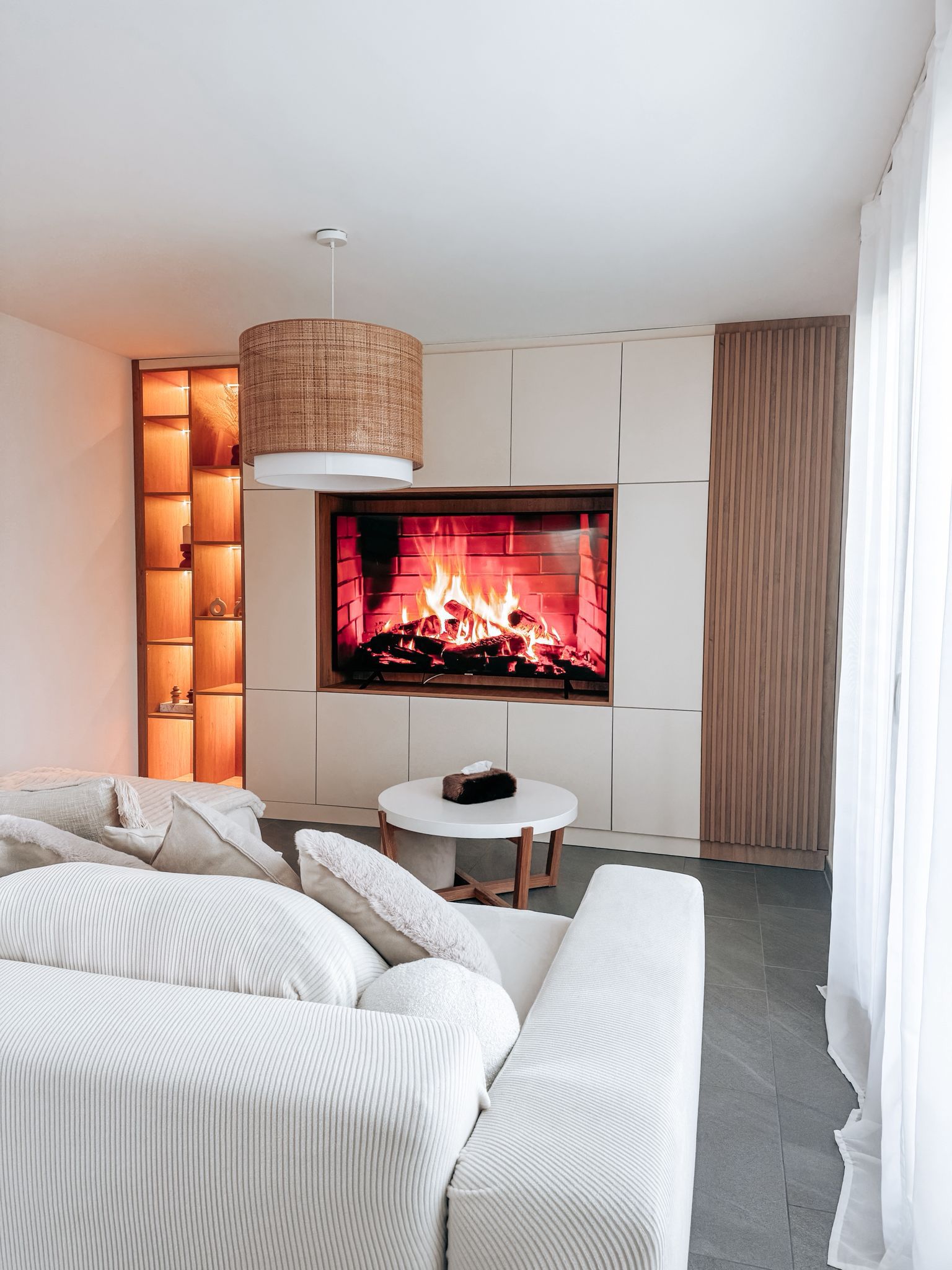 Agencement salon sur mesure avec meuble mural et étagères éclairées — T.A. Cuisine & Agencement, Le Vaud